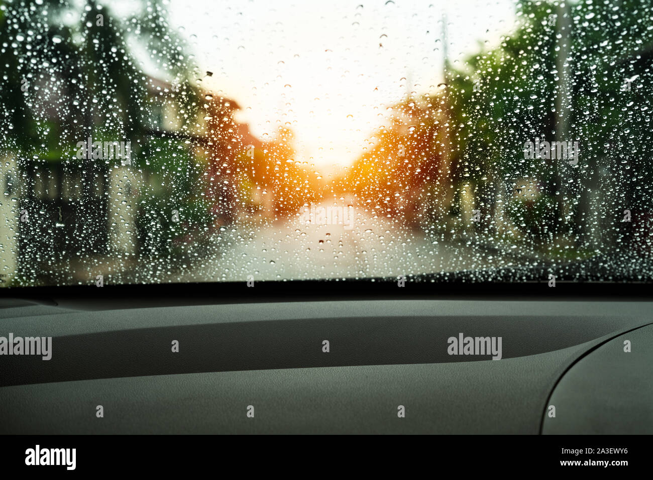 Schlechte Sicht raindrops auf Autoglas in regnerischen Tagen Stockfoto