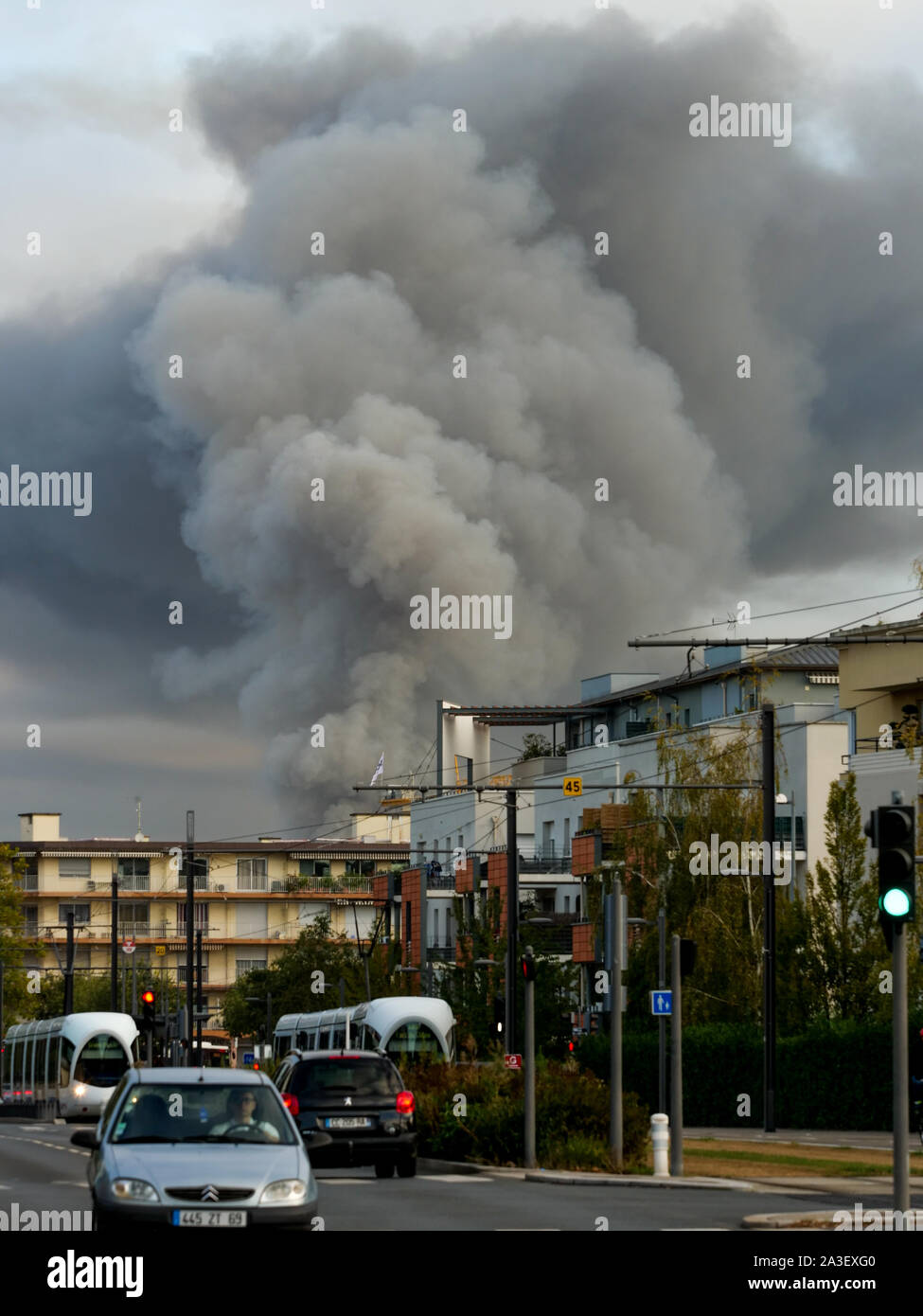 Große Brand in einem Industriegebiet, Lyon, Rhone, Frankreich Stockfoto