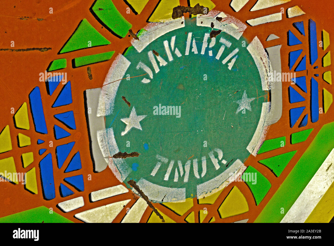 Jakarta, Indonesien - 2008.09.09: Stadtteil Lizenz Kennzeichnung an die Tür eines bajaj Taxi (jakarta Timur/East Jakarta) Stockfoto