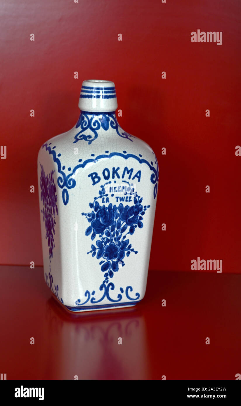 Papenburg, Deutschland - 2019.10.06: Porzellan Delfter Blau bokma Genever Flasche (ca 1930) von Royal plateelbakkerij Zuid Holland Gouda gemacht Stockfoto