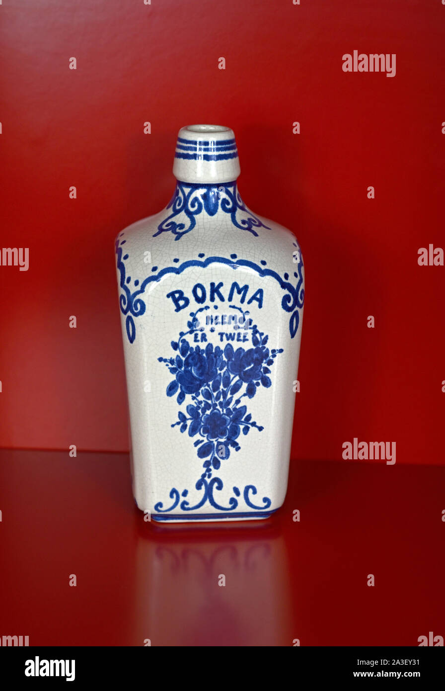 Papenburg, Deutschland - 2019.10.06: Porzellan Delfter Blau bokma Genever Flasche (ca 1930) von Royal plateelbakkerij Zuid Holland Gouda gemacht Stockfoto