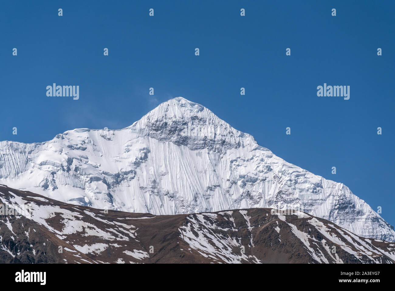 Nilgiri mountain gesehen von Jhong Dorf auf Annapurna Circuit Trek. Mustang, Nepal. Stockfoto