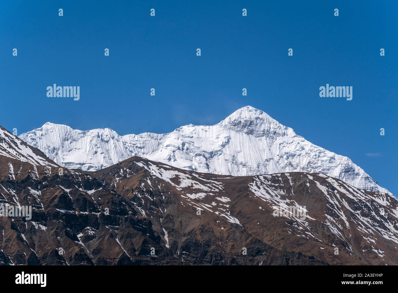 Nilgiri mountain gesehen von Jhong Dorf auf Annapurna Circuit Trek. Mustang, Nepal. Stockfoto
