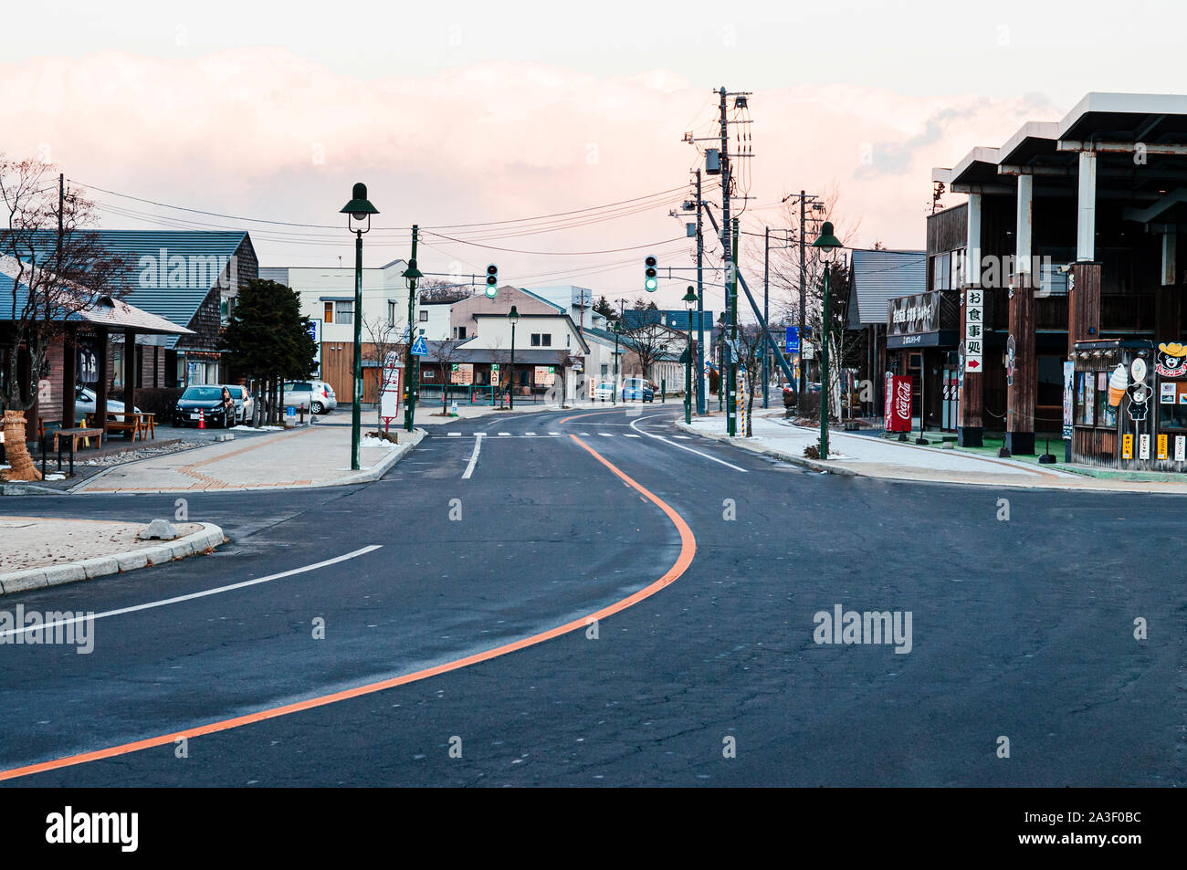 DEC 1, 2018 Onuma Koen, Hakodate, JAPAN - Onuma Koen Stadt friedlich quiette leere Straße in kalten Winterabend. Kleine Stadt berühmt für Park und See Stockfoto