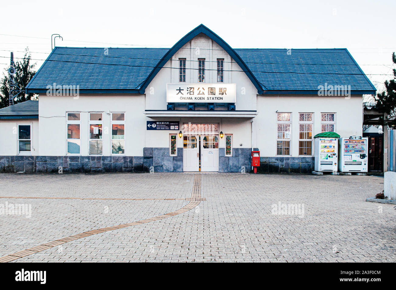DEC 1, 2018 Onuma Koen, Hakodate, JAPAN - Onuma Koen Station, vintage Architektur Bahnhof in kalten Winterabend. Transitland für Onuma Quasi Stockfoto