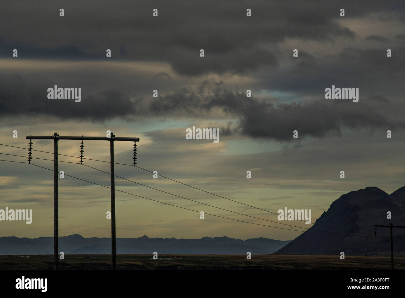 Strommasten und Leitungen in der Nähe von Akranes auf der West Island Küste Stockfoto