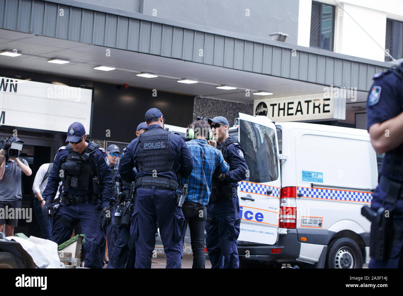 Ein Aussterben Rebellion Demonstrant ist unter der Festnahme durch Queensland Polizei nach aus einer metallischen Struktur verwendet, um den Verkehr auf der George Street während des zweiten Tages der Rebellion Woche Protest zu Block geschnitten werden. Der Klimawandel Aktivismus Gruppe Aussterben Rebellion Mitglieder in rund 70 Ländern, und während Ihrer "Rebellion Woche' Sie geplante Fortsetzung Geschäftsunterbrechungen und Straßen zu verursachen als Mittel der Politik der Regierung ändern, wenn es darum geht, Umwelt- und Klimawandel zu zwingen, angesammelt haben. An diesem zweiten Tag der Rebellion Woche, zahlreiche Einzelpersonen gesucht caus Stockfoto