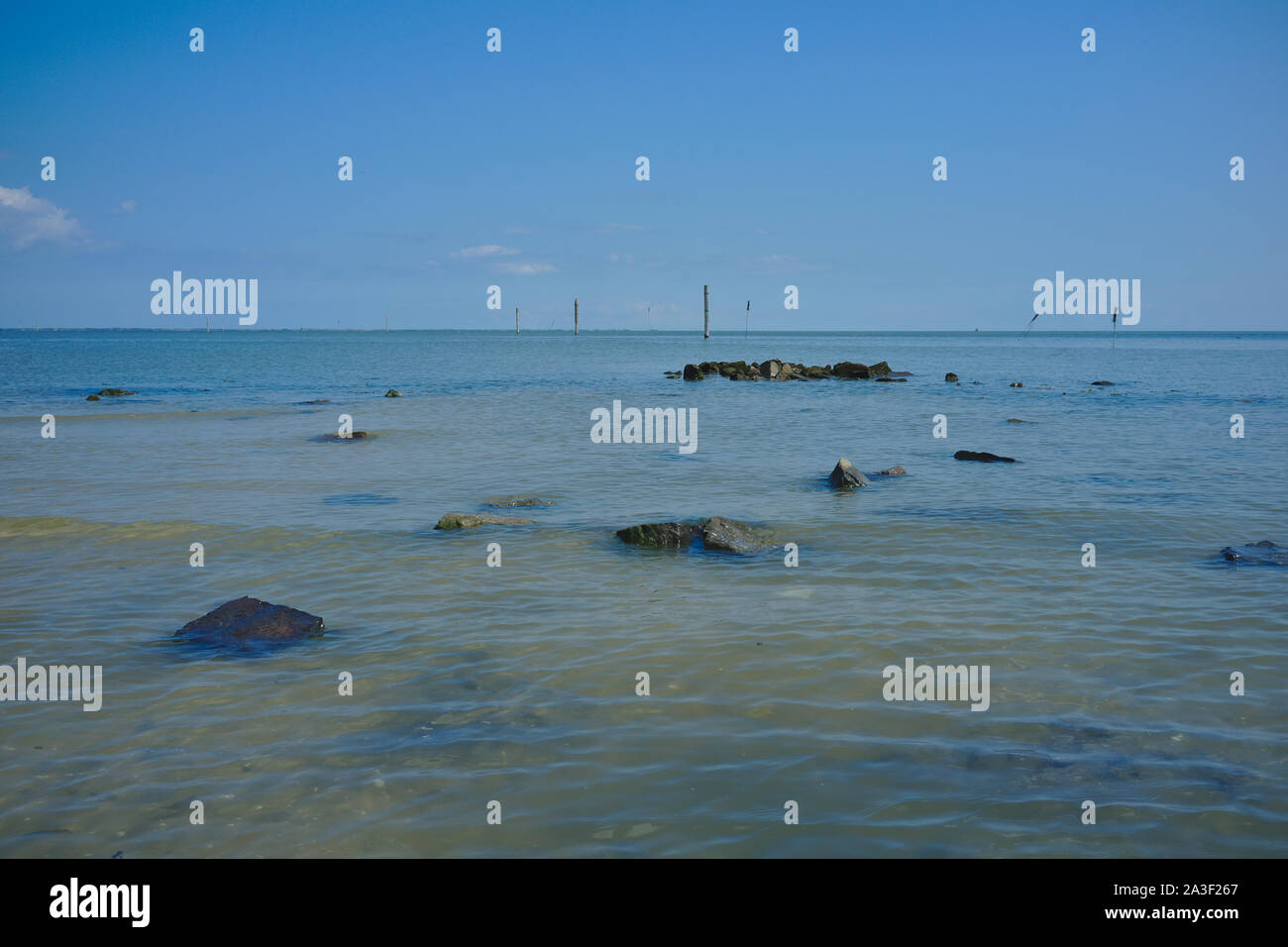 Blick über die Nordsee (Wattenmeer/Untiefen) in der Nähe von dornumer Siel in Richtung der friesischen Insel Langeoog Stockfoto