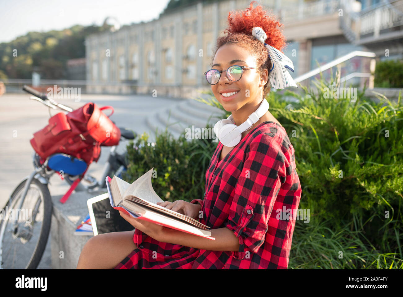 Student Gefühl inspiriert, während interessante Buch lesen Stockfoto