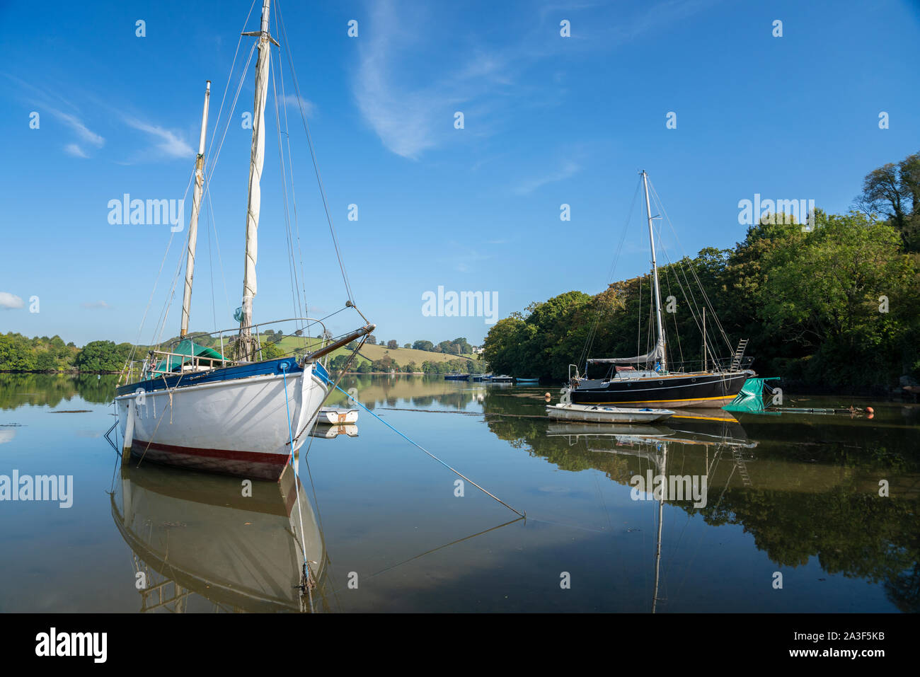 Boote in der Bucht in der Nähe von Dittisham, Devon, Vereinigtes Königreich Stockfoto