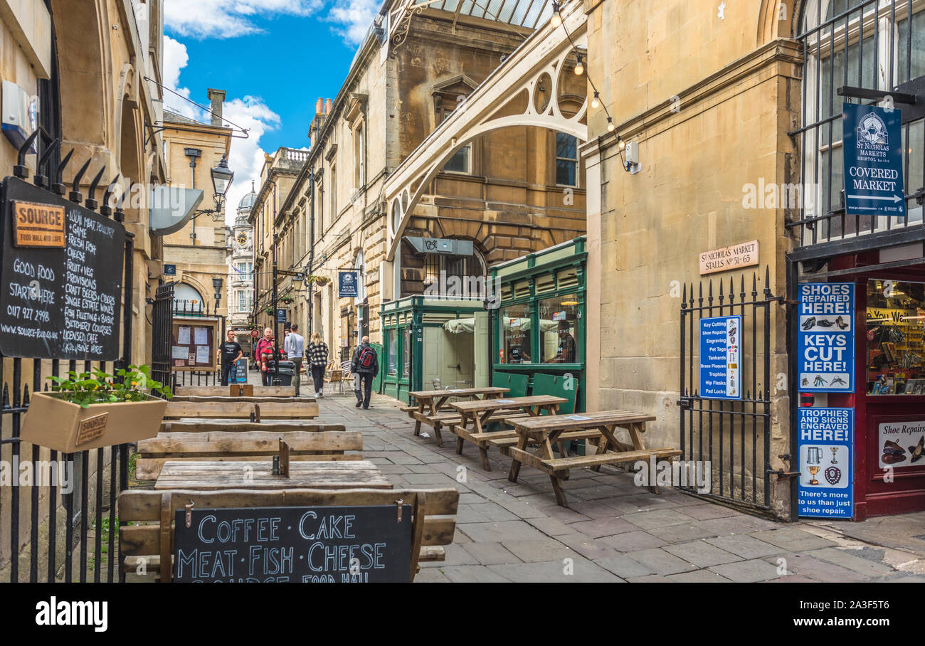 St. Nikolaus Markt ist ein dynamischer Markt in einem Georgianischen arcade bietet eine Mischung aus unabhängigen Stände, kleinen Läden und Essen. Bristol. England. UK. Stockfoto