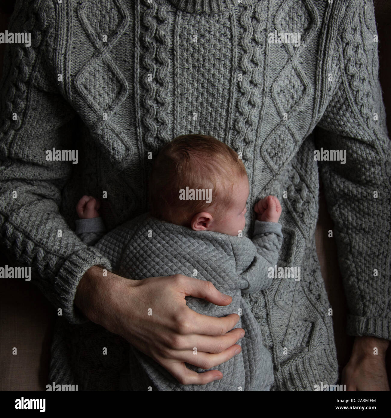 Ein Vater seinen Sohn auf seine Brust hält. Familie Abbinden. Vaterschaft Stockfoto