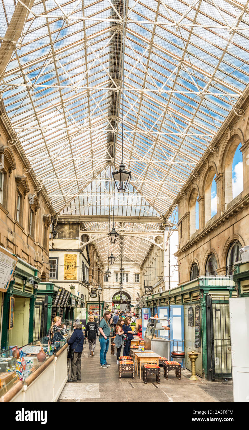 St. Nikolaus Markt ist ein dynamischer Markt in einem Georgianischen arcade bietet eine Mischung aus unabhängigen Stände, kleinen Läden und Essen. Bristol. England. UK. Stockfoto