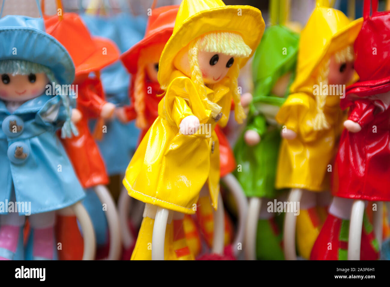 Verschiedene colouful Kinder Puppen in Kunststoff Regenmäntel Stockfoto