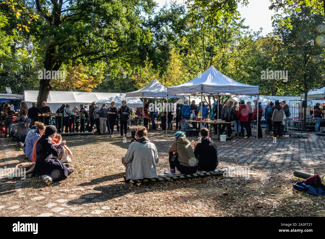 Deutschland, Berlin, Potsdamer Platz, 7. Oktober 2019. Klimawandel Zeltdorf auf dem Rasen außerhalb der offiziellen deutschen Kanzler. Das Aussterben Rebellion (XR) Protest in Berlin fordert mehr Klimaschutz und die Vermeidung von Arten vom Aussterben bedroht. . Demonstranten besetzten eine große Verkehr Kreuzung am Potsdamer Platz und den Verkehr zum Erliegen gebracht. Die einwöchigen Protest ist Teil einer weltweiten Protest und die Regierungen werden ersucht, Maßnahmen zu ergreifen. Credit: Eden Breitz/Alamy Stockfoto