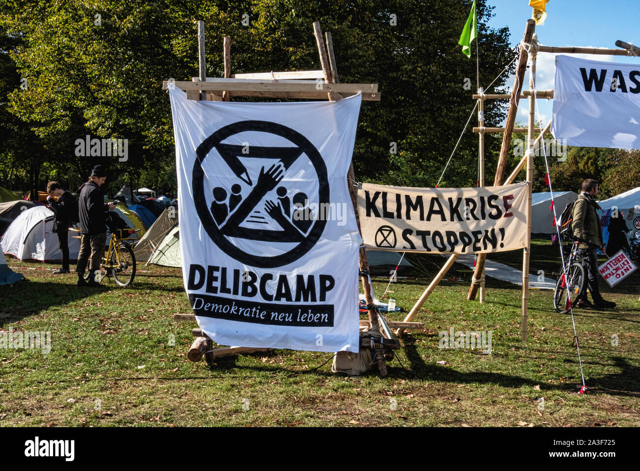 Deutschland, Berlin, Potsdamer Platz, 7. Oktober 2019. Klimawandel Zeltdorf auf dem Rasen außerhalb der offiziellen deutschen Kanzler. Das Aussterben Rebellion (XR) Protest in Berlin fordert mehr Klimaschutz und die Vermeidung von Arten vom Aussterben bedroht. . Demonstranten besetzten eine große Verkehr Kreuzung am Potsdamer Platz und den Verkehr zum Erliegen gebracht. Die einwöchigen Protest ist Teil einer weltweiten Protest und die Regierungen werden ersucht, Maßnahmen zu ergreifen. Credit: Eden Breitz/Alamy Stockfoto