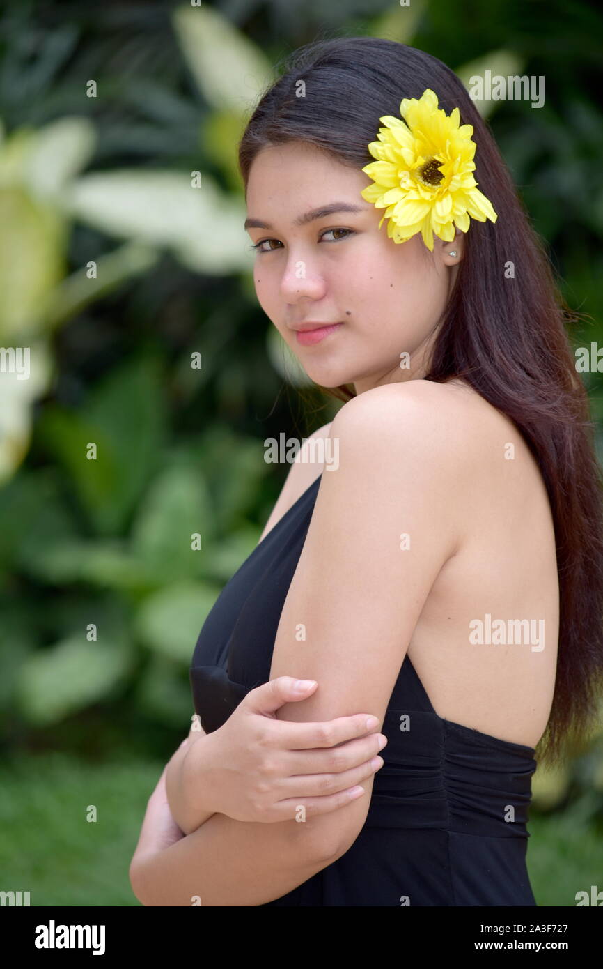 Eine hübsche Frau posiert mit Blumen Stockfoto