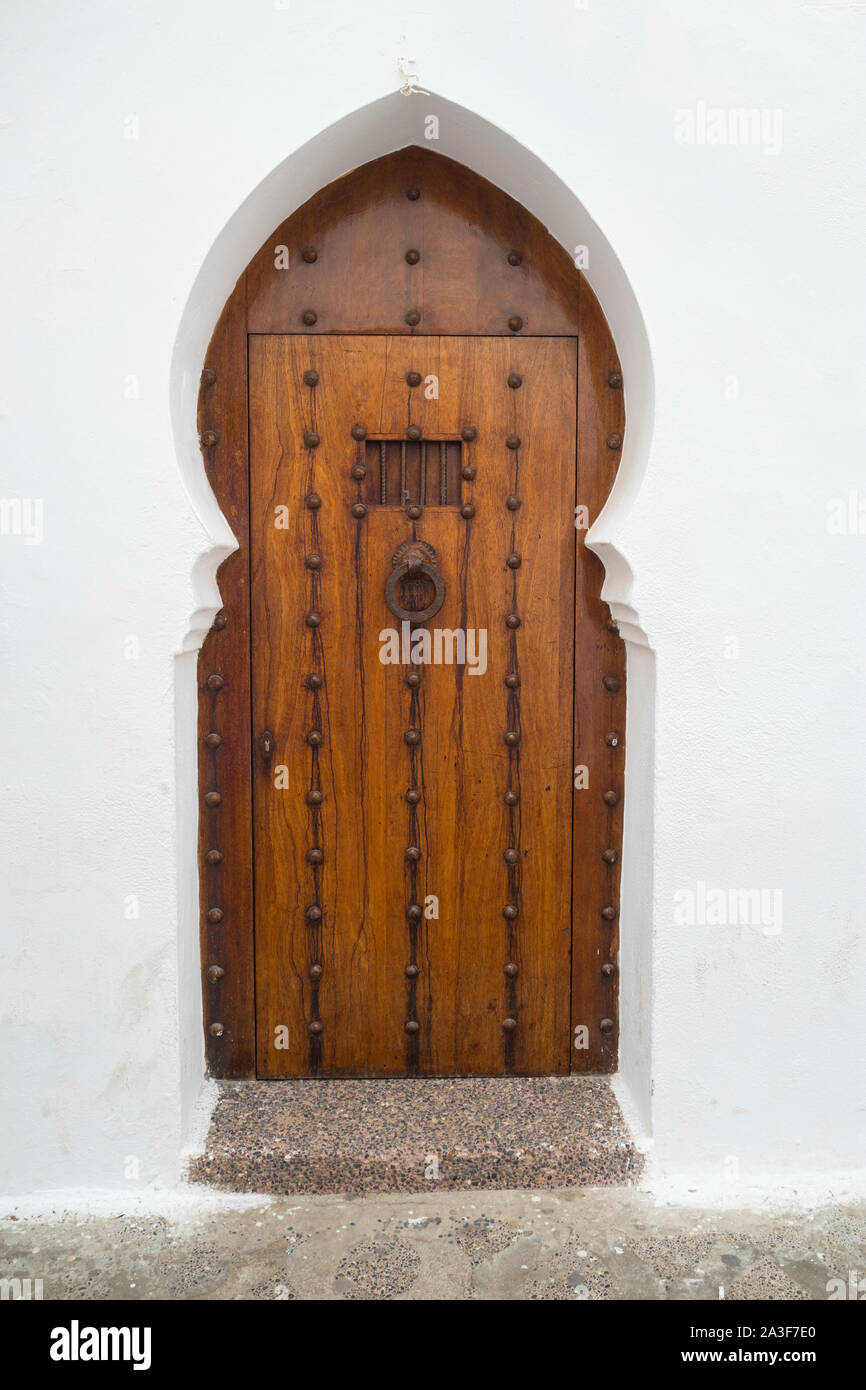 Alte Holztür mit Messing Dekoration in der Medina von Ouarzazate, Marokko Stockfoto