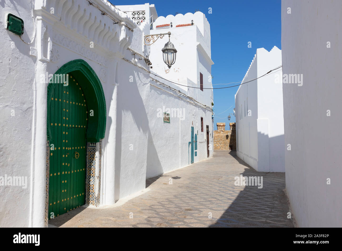 Classic Old Street in der Medina, der Altstadt von Asilah mit der Mauer Mauer am Ende der Straße, Nördliche Marokko Stockfoto