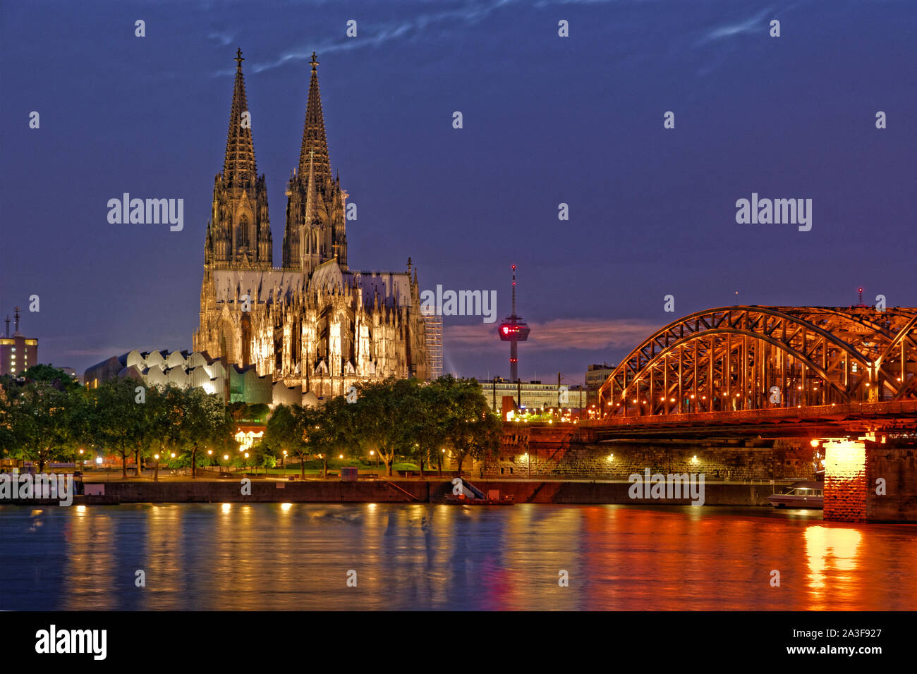 Der Kölner Dom und der Rhein Eisenbahnbrücke, Deutschland. Stockfoto