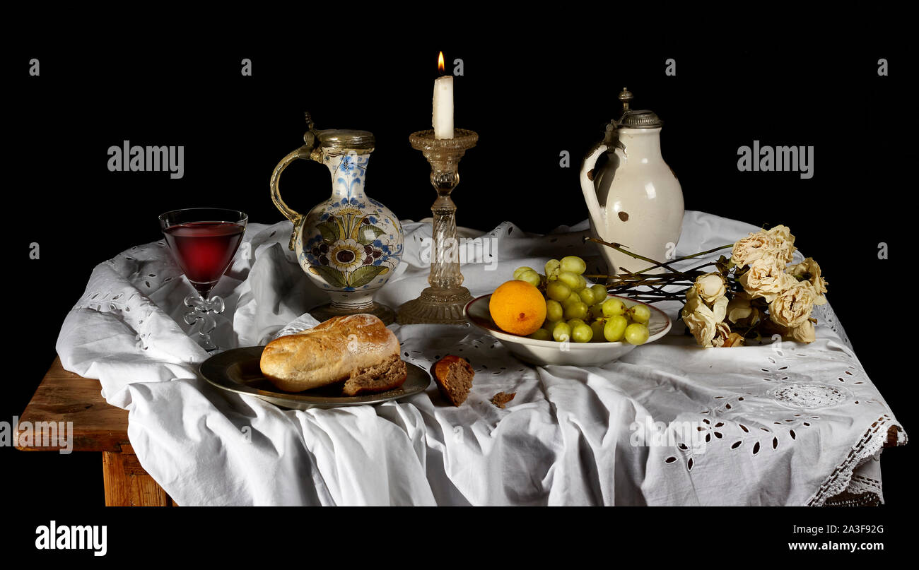 Klassisches Baroque-Stillleben im holländischen Frühstücksstil auf schwarzem Hintergrund Stockfoto