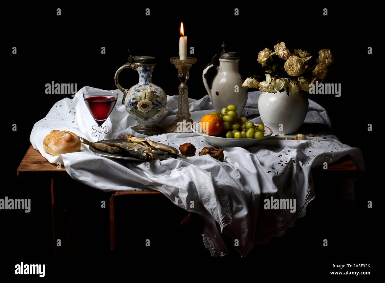 Klassisches Baroque-Stillleben im holländischen Frühstücksstil auf schwarzem Hintergrund Stockfoto