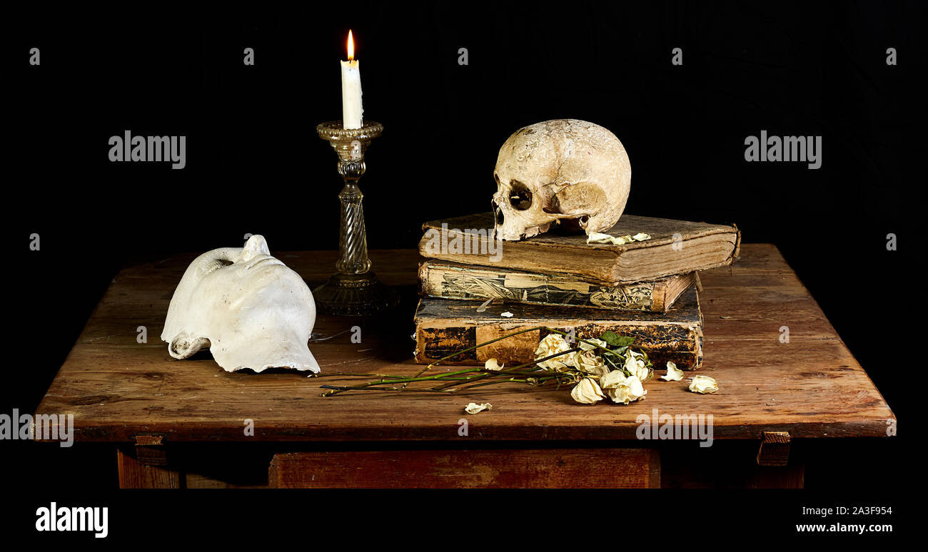 Klassisches Baroque-Stillleben im Vantias-Stil mit Schädel und Death-Maske auf schwarzem Hintergrund Stockfoto
