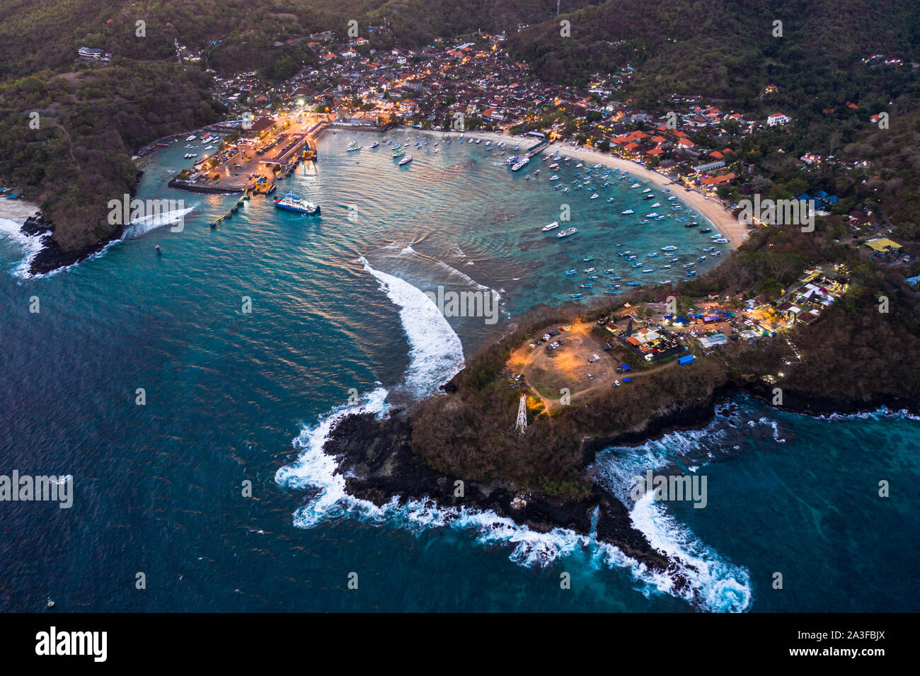 Luftaufnahme von Padang Bai, Strand und Hafen in der Nacht Bali in Indonesien, Südostasien Stockfoto