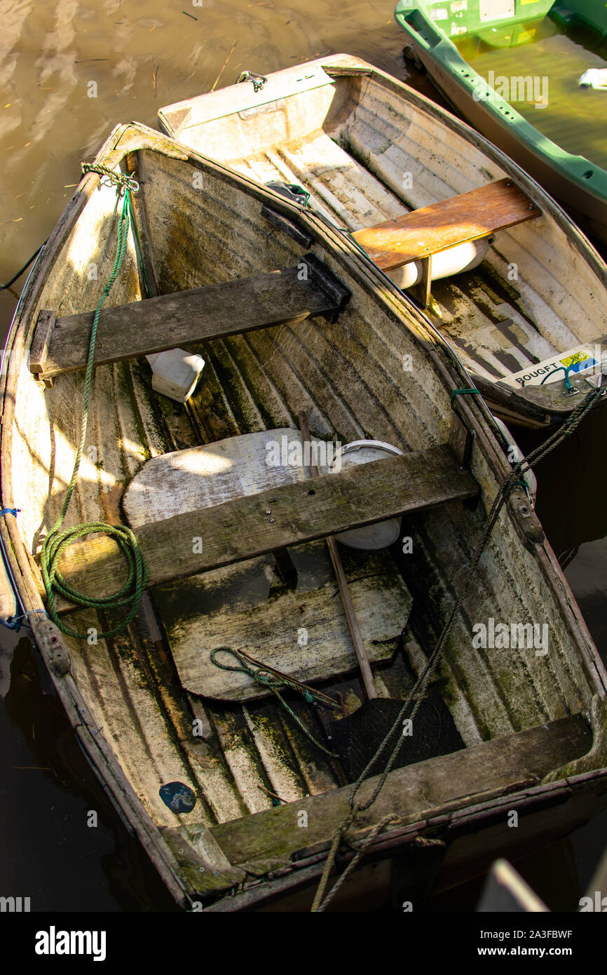 Rustikale Fischerboote auf dem Wasser Stockfoto