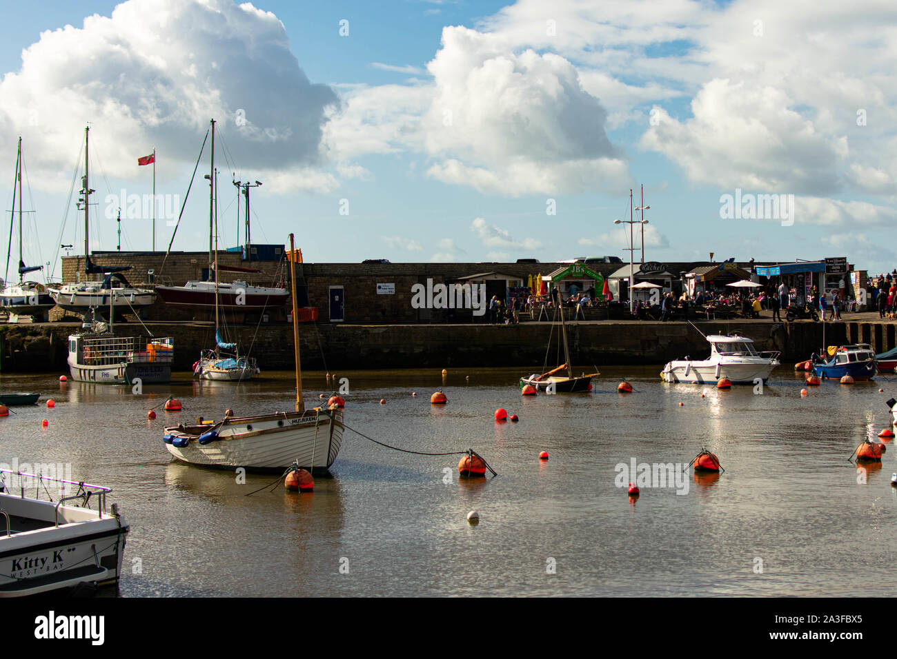 Angelegte Boote im Hafen von West Bay in Dorset Stockfoto