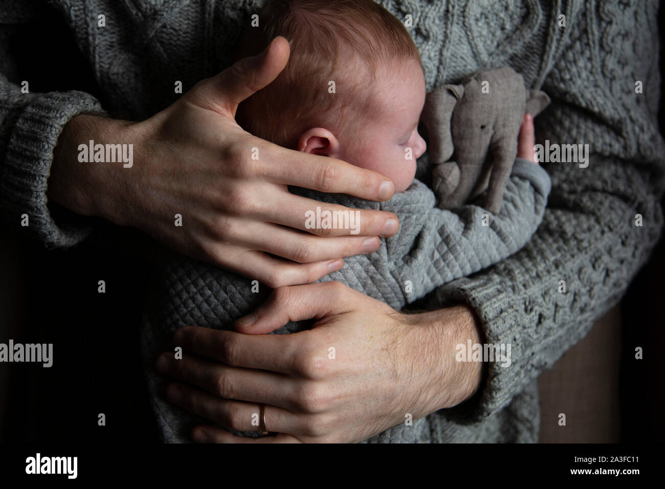 Ein Vater seinen Sohn auf seine Brust hält. Familie Abbinden. Vaterschaft Stockfoto