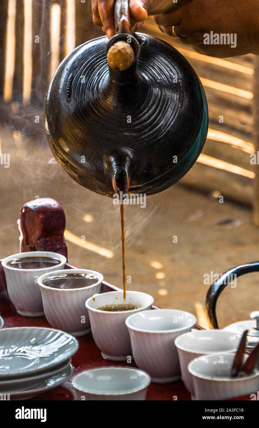 Kaffee gießen während des traditionellen Kaffee Zeremonie in Äthiopien, die Wiege des Kaffees. Stockfoto