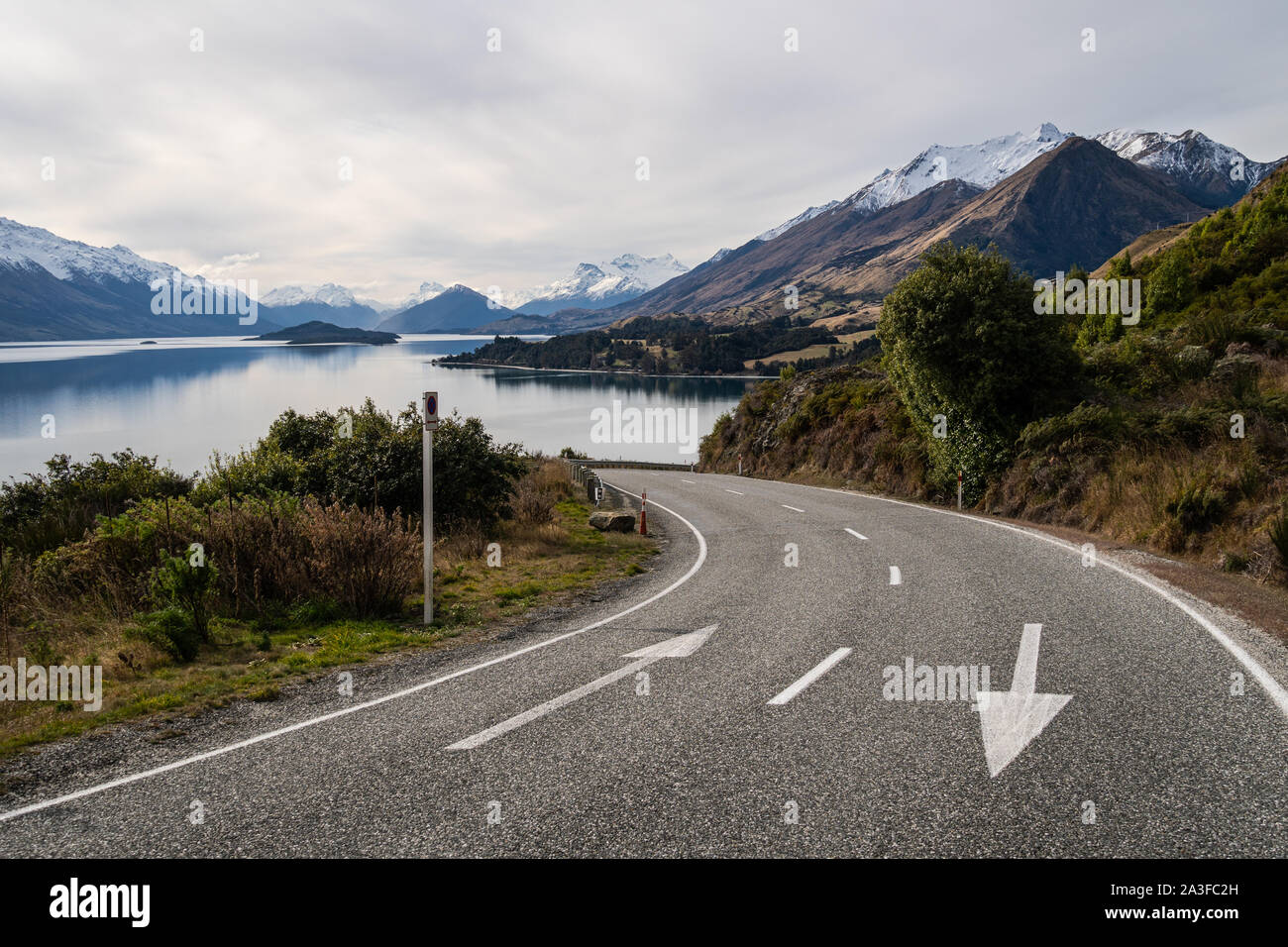 Kurvenreiche Straße entlang der atemberaubenden Lake Wakapitu zwischen Queenstown und Glenorchy in Neuseeland Südinsel. Stockfoto