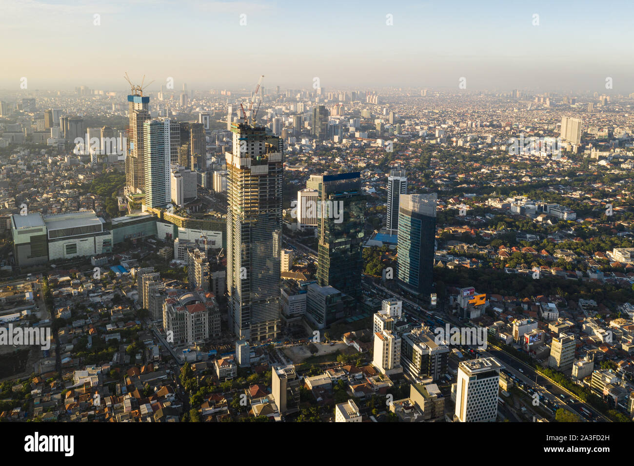Moderne Wolkenkratzer im Bau im Herzen des Geschäftsviertel von Jakarta in Indonesien Hauptstadt Stockfoto