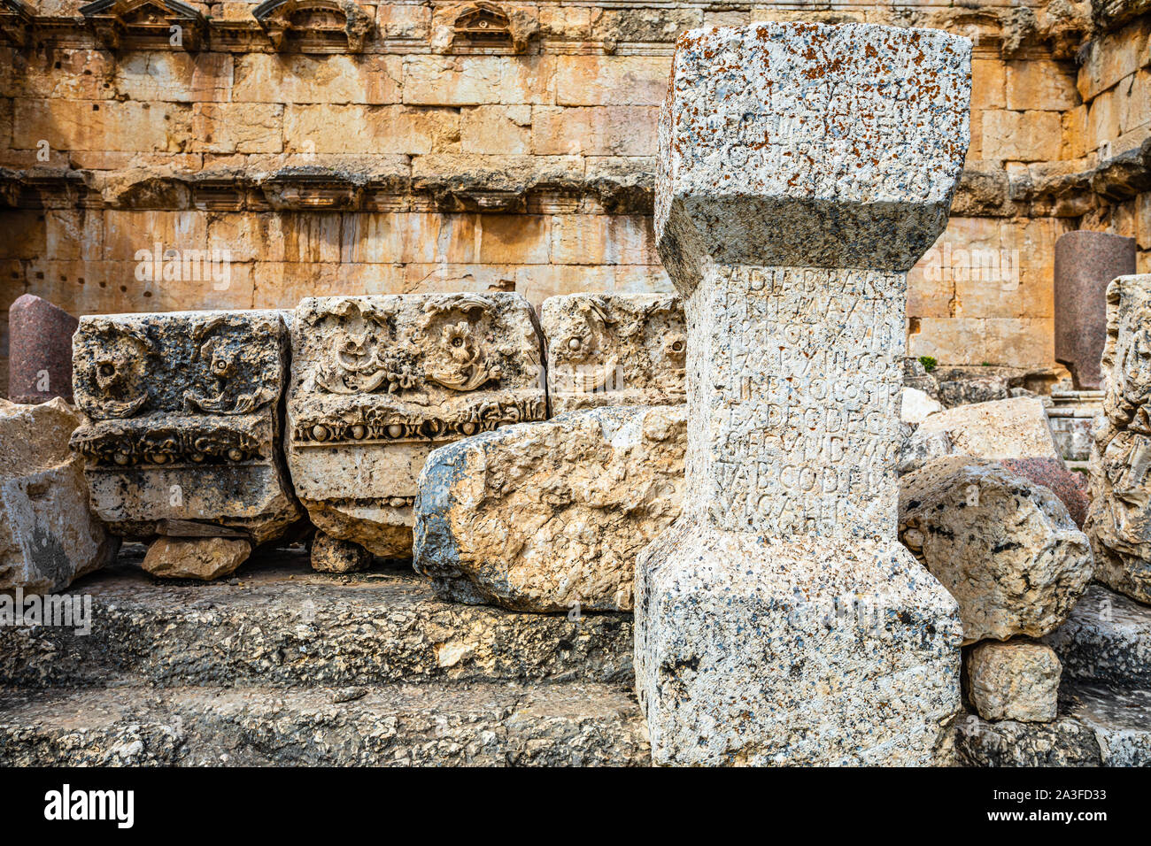 Latin gravierte Inschriften auf römischen Ruinen von Jupiter Tempel, Bekaa-tal, Baalbek, Libanon Stockfoto
