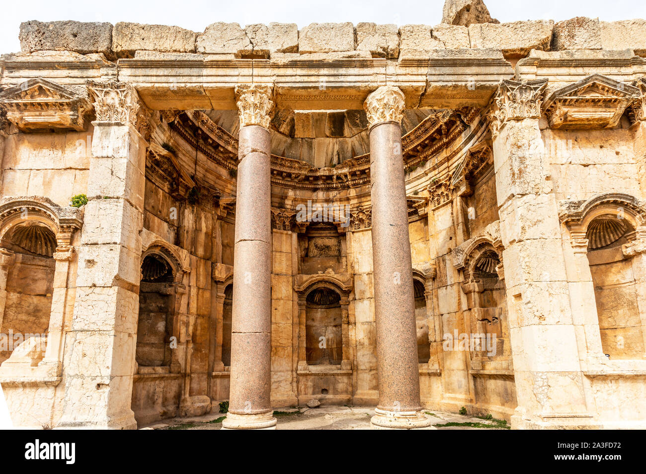 Alten verfallenen Mauern und Säulen von Grand Court des Jupiters Tempel, Beqaa Tal, Baalbek, Libanon Stockfoto
