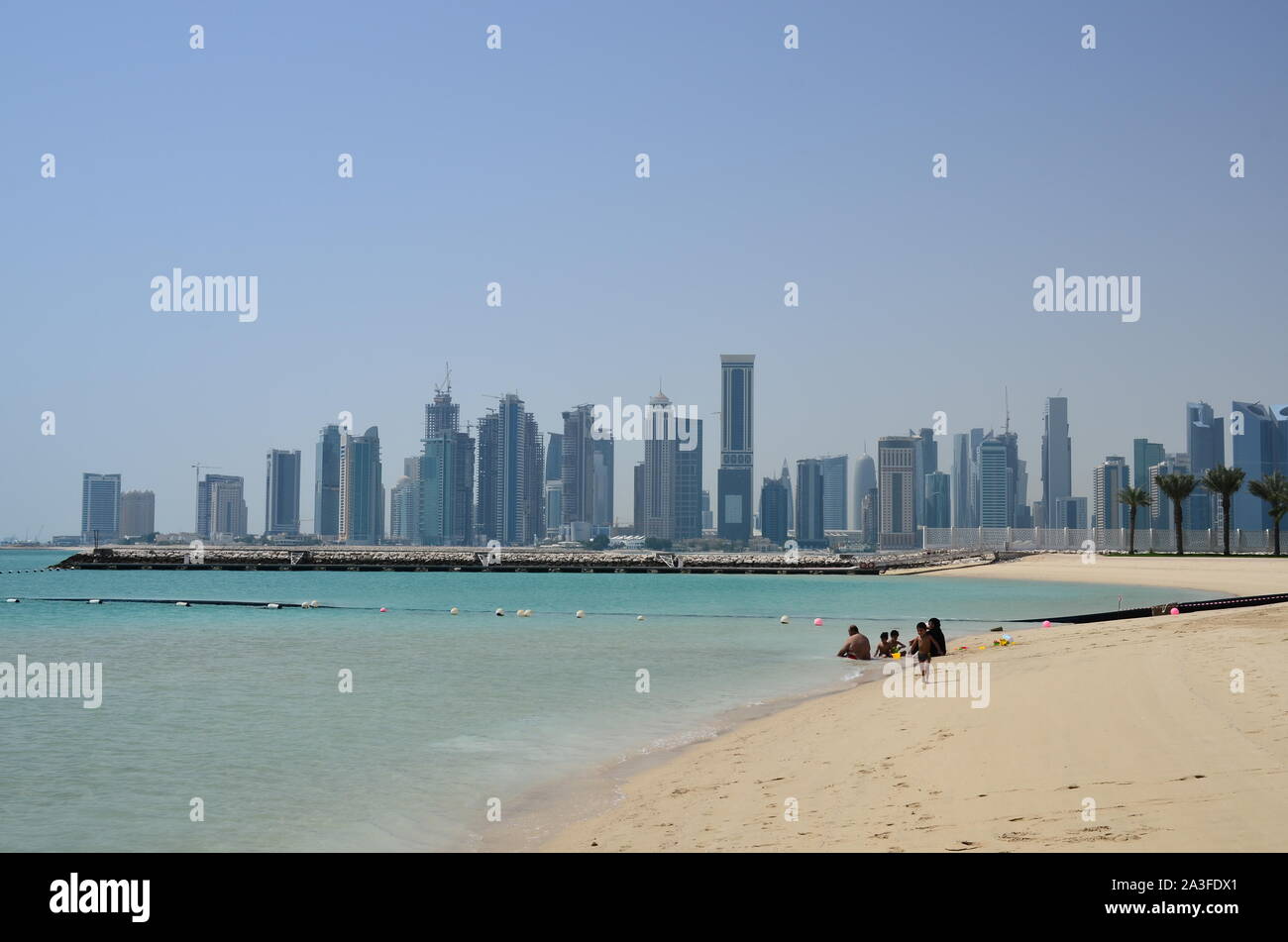 Familie am Strand, West Bay Lagoon Stockfoto