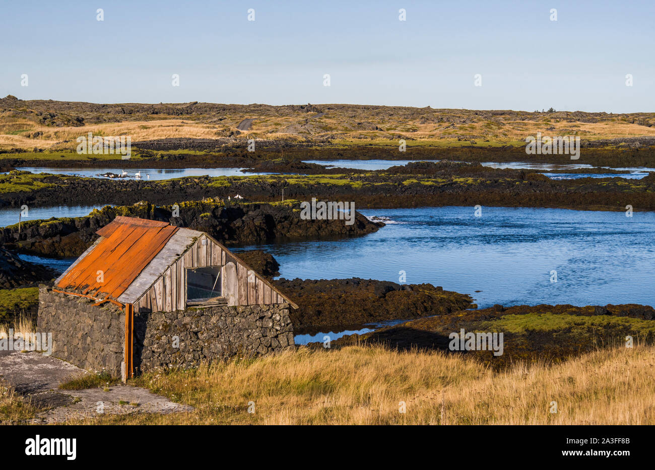 Holzhütte mit orange Wellblechdach in der Nähe von Reykjavik auf der südwestlichen Ecke von Island Stockfoto