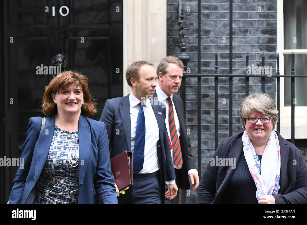 Digitale, Kultur, Medien und Sport Staatssekretär Nicky Morgan (links), Gesundheit und Soziales Sekretärin Matt Hancock (Mitte links), Staatssekretär für Schottland Alister Jack (Mitte rechts), Arbeit und Altersversorgung Sekretär Therese Coffey (rechts) verlassen, 10 Downing Street, London, nach einer Kabinettssitzung. Stockfoto