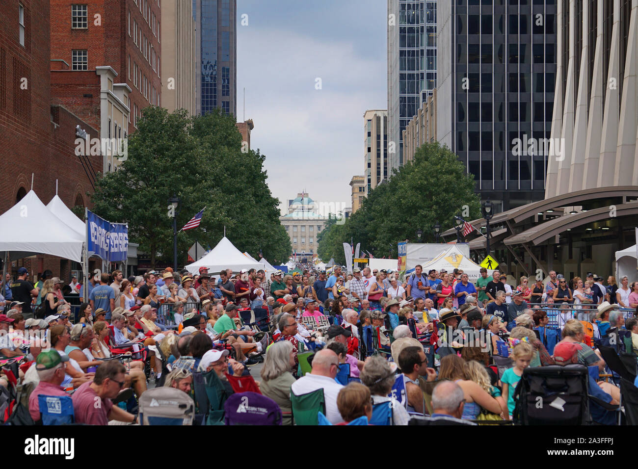 Die Masse, die am Offenen Bluegrass Festival in Raleigh, NC-Genießen der Musik Stockfoto