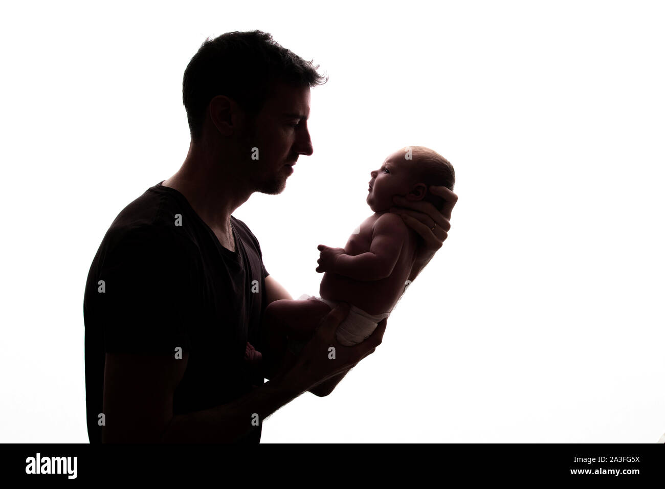 Silhouette einer Vater sein neugeborenes Baby Holding Stockfoto