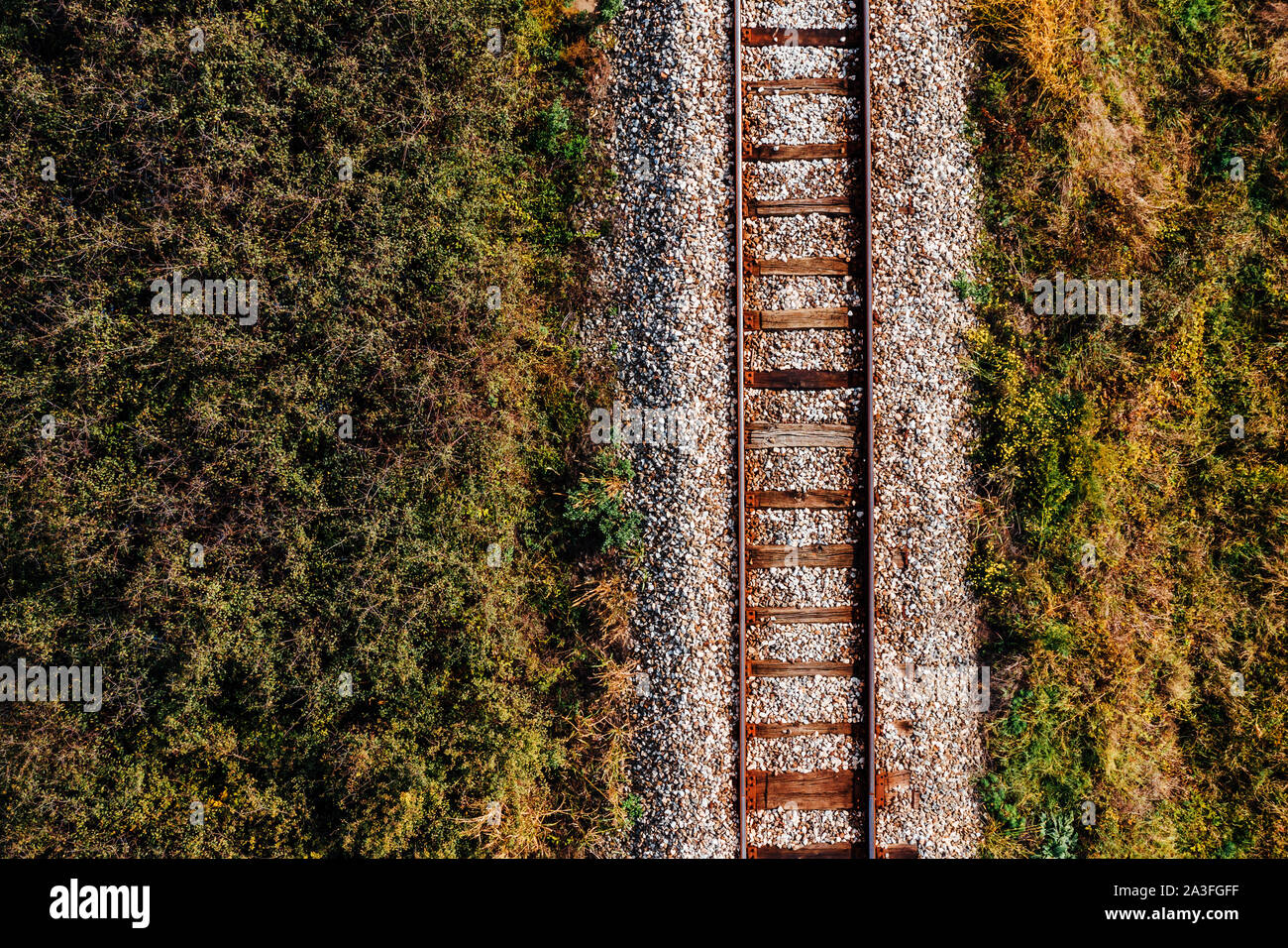 Alte Eisenbahn Spur durch die Landschaft im Herbst, Luftaufnahme von Drone pov Stockfoto