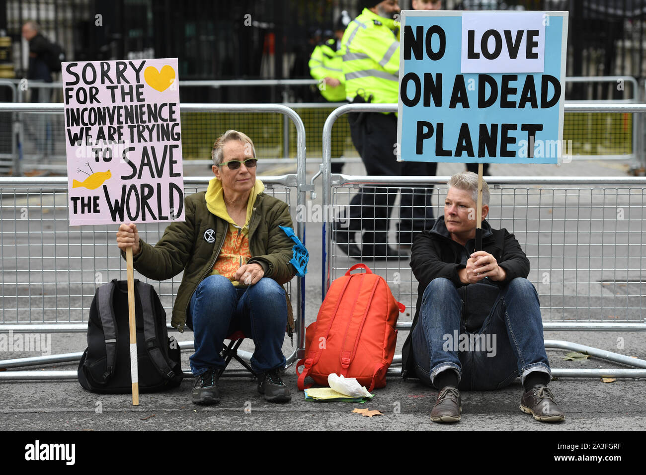 Die Demonstranten sitzen auf Whitehall während eines Aussterben Rebellion (XR) Protest in Westminster, London. Stockfoto