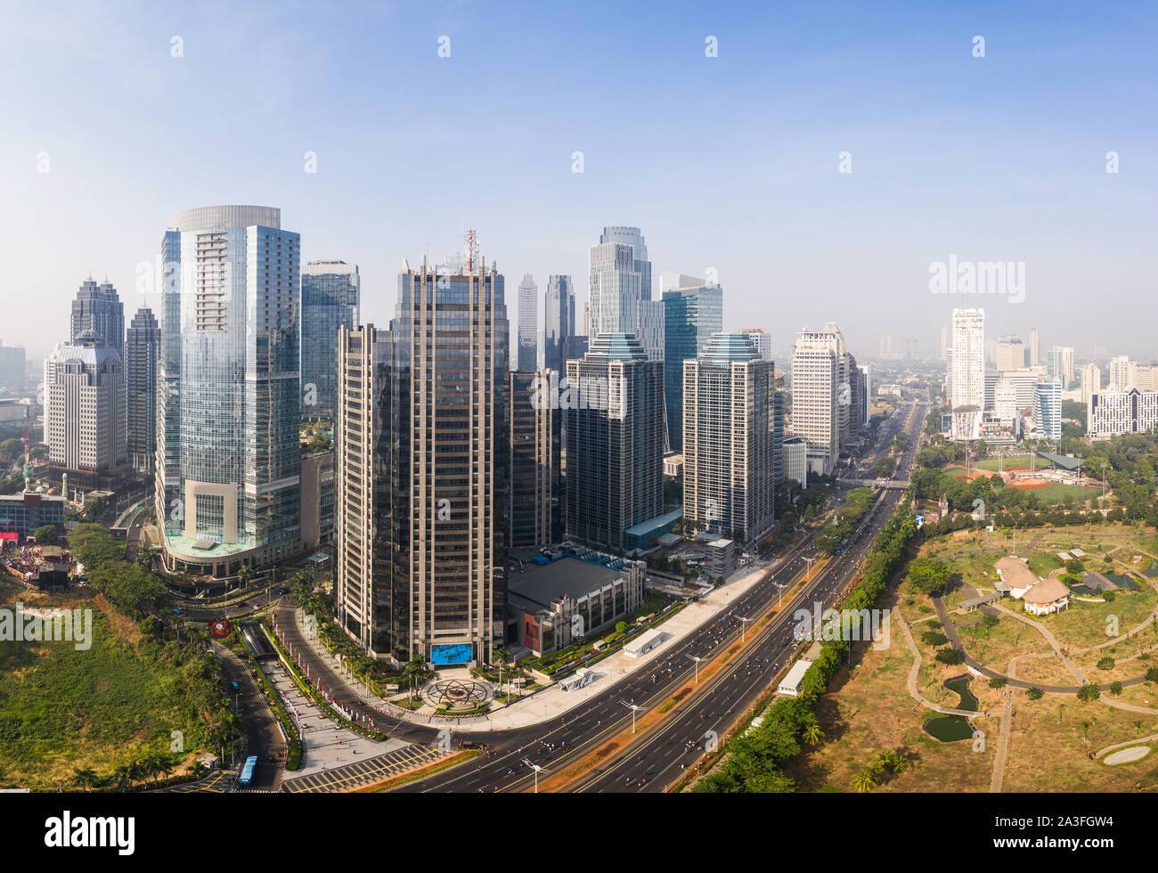 Moderne Wolkenkratzer in Jakarta South Central Business District entlang der Sudirman Avenue in Indonesien Hauptstadt, ein bedeutender Finanzplatz in Southea Stockfoto