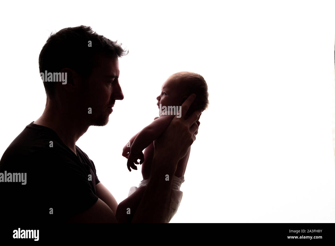 Silhouette einer Vater sein neugeborenes Baby Holding Stockfoto