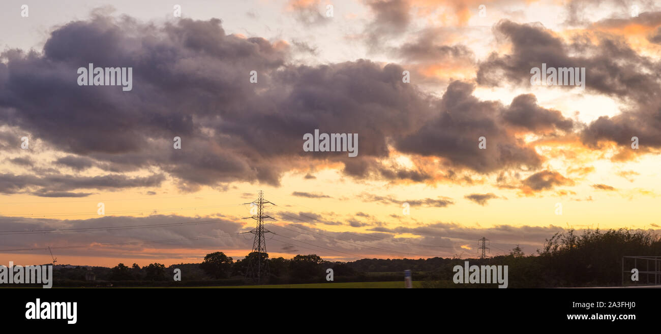 Strom pylon Energieverteilung liefern über Land Stockfoto