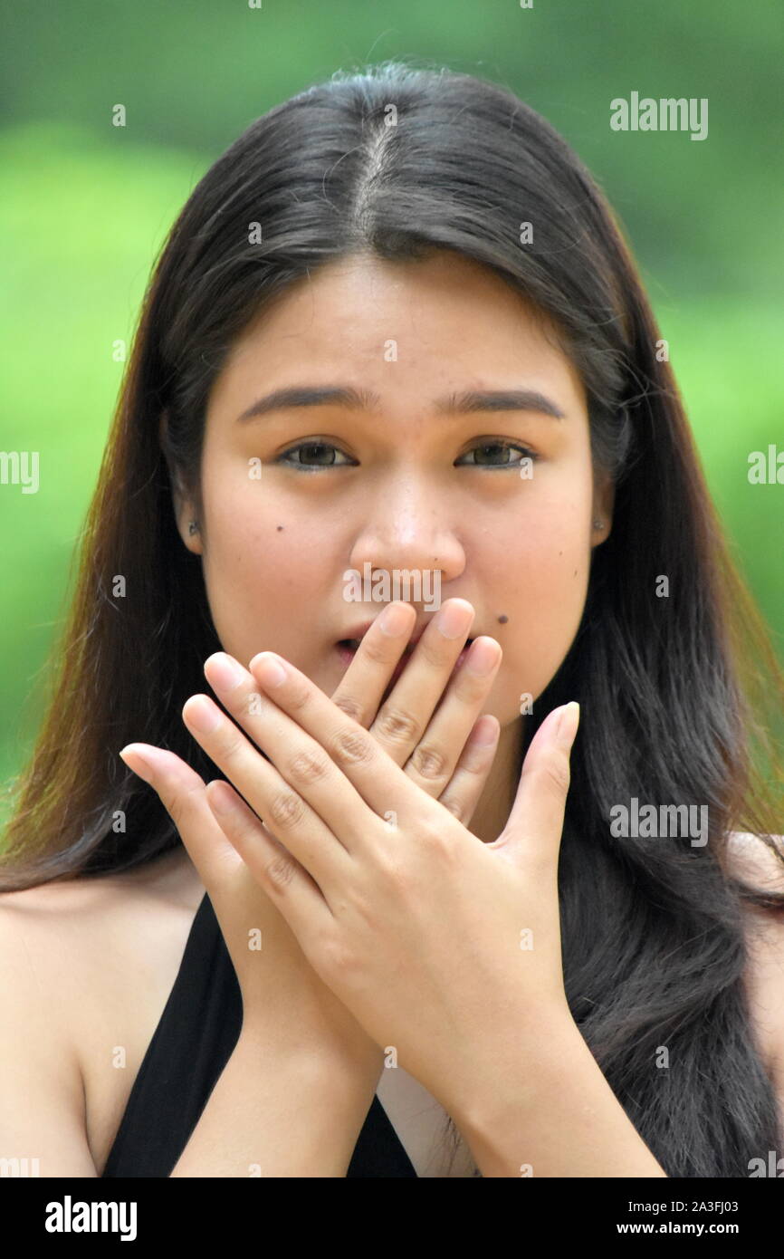 Eine beschämende junge Filipina erwachsene Frau Stockfoto