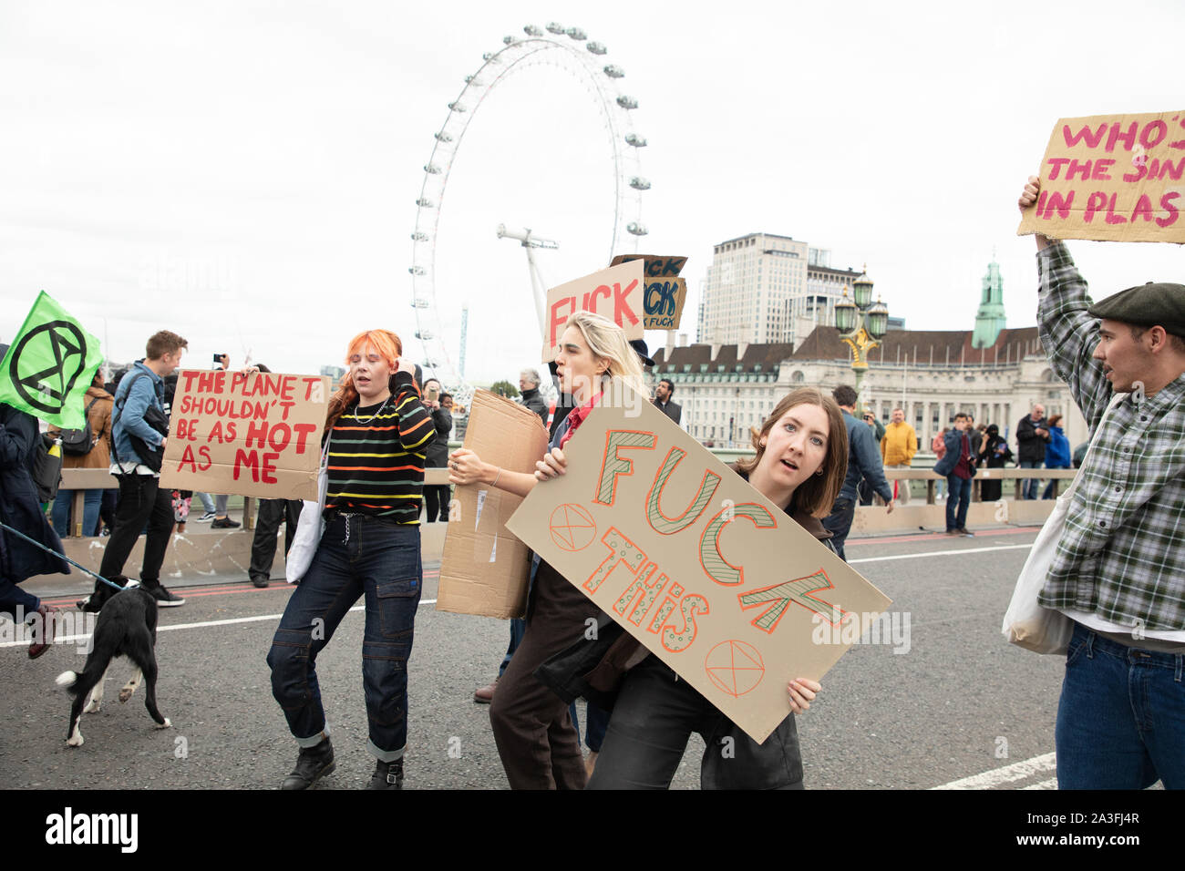 London, Großbritannien. 7. Oktober 2019. Aussterben Rebellion Demonstranten auf die Westminster Bridge an zwei einwöchigen Protest in London. Credit: Joe Kuis/Alamy Nachrichten Stockfoto