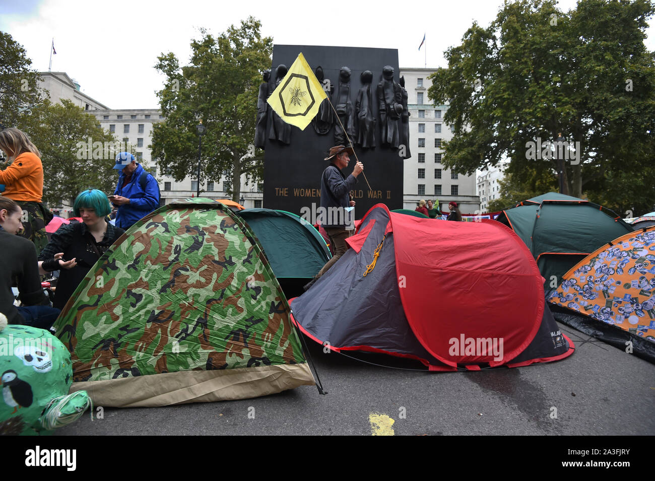 Die Demonstranten, die Lager auf Whitehall während eines Aussterben Rebellion (XR) Protest in Westminster, London gesetzt haben. Stockfoto