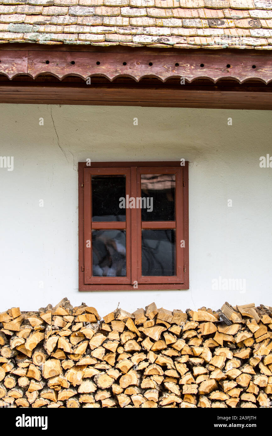 Fenster und Türen auf Dorf Häuser Stockfoto